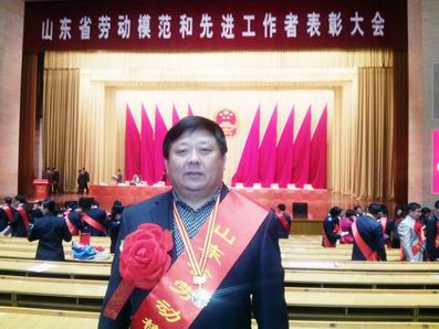 泰(tài)安市市長質量獎獲得者、山東省勞動模範康鳳明.jpg 泰安市市(shì)長質量(liàng)獎獲得者、山東省勞動模範康鳳明.jpg